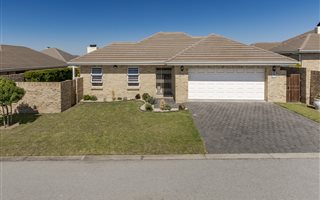 3 Bedroom House in Weybridge Park