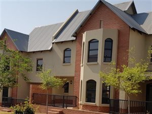3 Bed Duplex in Heritage Hill