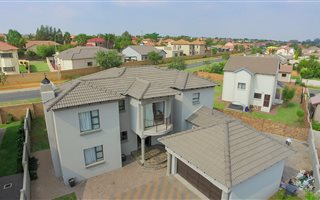 4 Bedroom House in Amberfield Valley