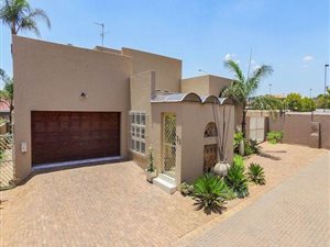 5 Bed House in Glen Marais