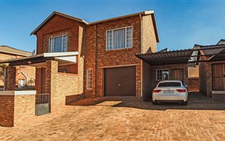 3 Bedroom Townhouse in Ruimsig