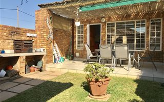2 Bedroom Townhouse in Hazeldean (Silverlakes Surroundings)