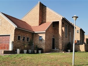 4 Bed House in Die Hoewes