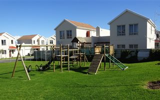 2 Bedroom Townhouse in Somerset West Central