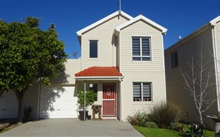 2 Bedroom Townhouse in Sir Lowrys Pass
