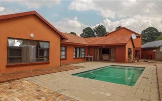 7 Bedroom House in Larrendale