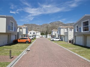 2 Bed Apartment in Lakeside