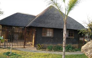 2 Bedroom Garden Cottage in Roodeplaat