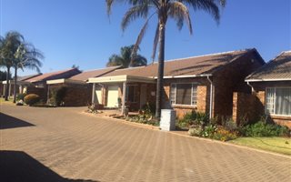 2 Bedroom House in Die Hoewes