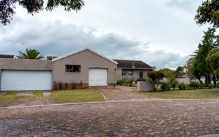 5 Bedroom House in Duynefontein