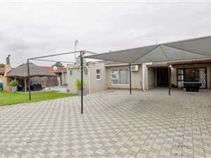 5 Bed House in Die Bos