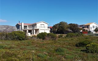 595 m² Land available in De Kelders