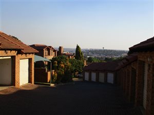 2 Bed Townhouse in Die Hoewes