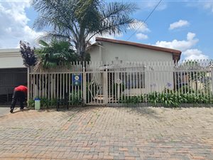 4 Bed House in Laudium