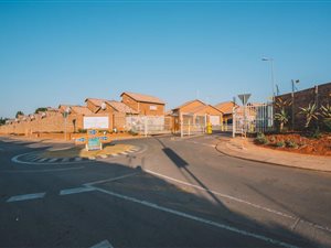 4 Bed House in Akasia