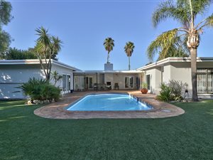 5 Bed House in Meadowridge