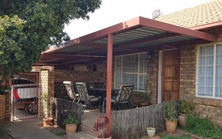 2 Bedroom Townhouse in Rooihuiskraal North