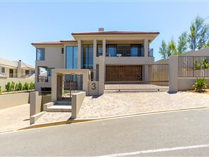 4 Bed House in Van Riebeeckshof