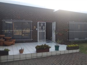 4 Bed House in Ravensklip