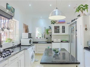 4 Bed House in Lombardy East