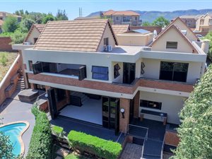 6 Bed House in Xanadu Eco Park
