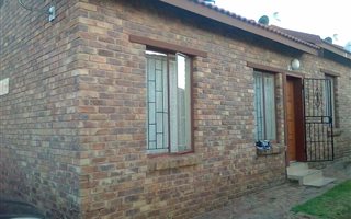 2 Bedroom Townhouse in Olievenhoutbosch