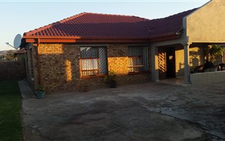 3 Bedroom Apartment in Karen Park
