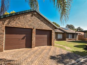 4 Bed House in Rooihuiskraal North
