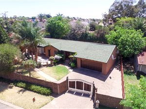 4 Bed House in Van Riebeeck Park