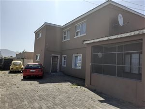 8 Bed House in Lotus River