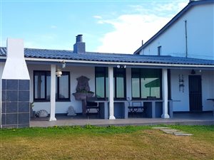 11 Bed House in Hibberdene