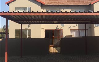 2 Bedroom Townhouse in Heuwelsig Estate