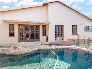 3 Bed House in Heuweloord