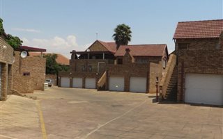 2 Bedroom Duplex in Die Hoewes