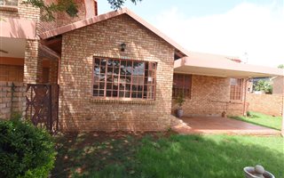 4 Bedroom Townhouse in Rooihuiskraal