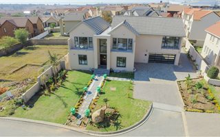 4 Bedroom House in Kosmosdal