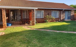 4 Bedroom Townhouse in Doornpoort and surrounds