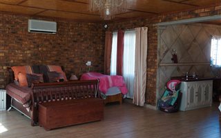 5 Bedroom House in Van Dyk Park
