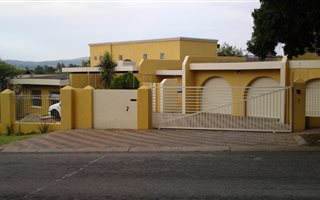 1 Bedroom Garden Cottage in Brackendowns