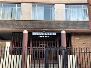 2 Bed Flat in Muckleneuk