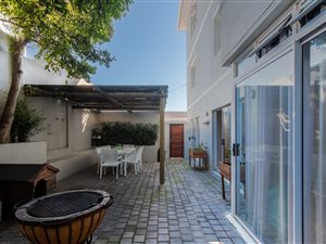 2 Bed Apartment in Vredehoek
