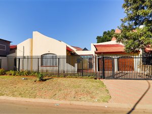 5 Bed House in Lenasia South