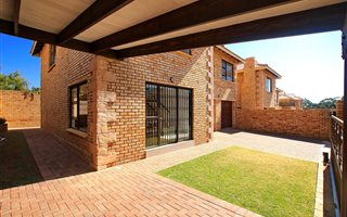 3 Bedroom Townhouse in Honeydew Manor