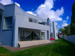 6 Bed House in Heuningklip