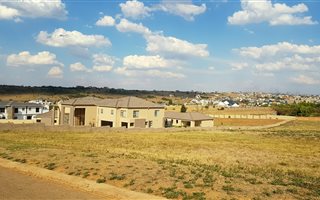 9000 m² Land available in Mooikloof Glen