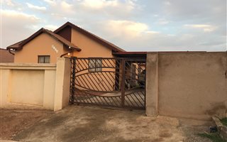 3 Bedroom House in Olievenhoutbosch