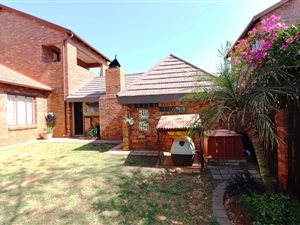4 Bed Townhouse in Weltevreden Park