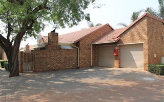 3 Bedroom Simplex in Pierre van Ryneveld