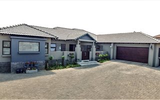 4 Bedroom House in Woodland Hills