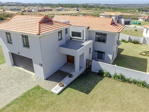5 Bedroom House in Kidds Beach